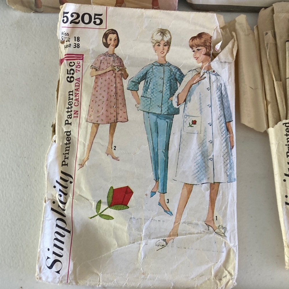 7 Vintage Dress Patterns + 4 Mystery Unpackaged Patterns - Picture 6 of 12